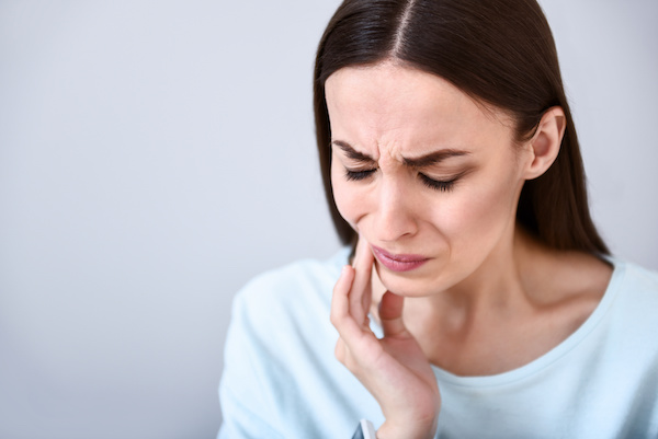 woman experiencing toothache